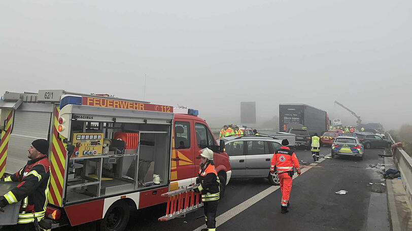 Trümmerhaufen auf der A7 - Rettungskräfte bergen am Sonntag die 18 beschädigten Fahrzeuge. Bilder vom Einsatz.