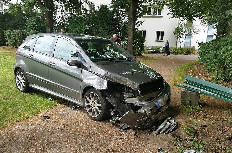 Bilder vom Unfall am Romanplatz, bei dem eine 71-jährige Frau das Gas- und Bremspedal ihres Wagens verwechselte und einen 5-jährigen Jungen anfuhr.