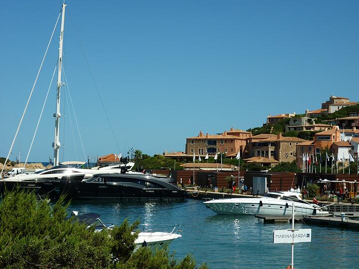 Porto Cervo: Luxusschlitten und Megayachten sind hier keine Rarität.