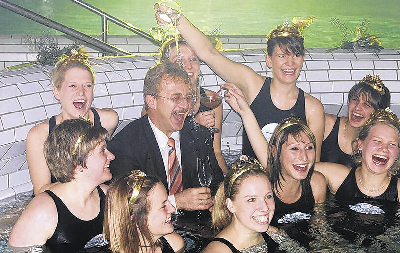 Bürgermeister Wolfgang Eckardt (Freie Wähler) zwischen vielen jungen Damen im Thermalbad: So fühlt sich das Stadtoberhaupt von Bad Windsheim richtig wohl.