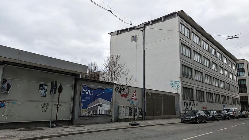 Die Gebäude an der Ecke Karlstraße/Seidlstraße stehen seit Jahren leer. Der Freistaat verkaufte das Areal an Apple.