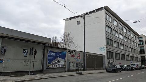 Die Gebäude an der Ecke Karlstraße/Seidlstraße stehen seit Jahren leer. Der Freistaat verkaufte das Areal an Apple.