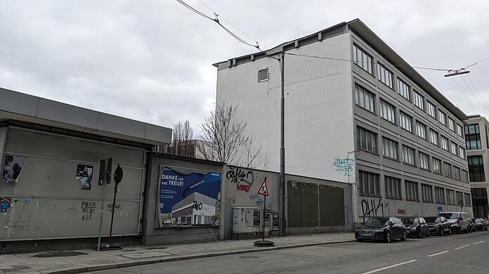 Die Gebäude an der Ecke Karlstraße/Seidlstraße stehen seit Jahren leer. Der Freistaat verkaufte das Areal an Apple.