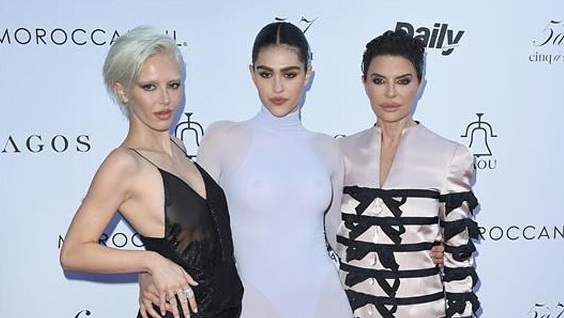 Delilah (v.l.) und Amelia Hamlin posierten mit ihrer Mutter Lisa Rinna bei den Daily Front Row Eighth Annual Fashion Los Angeles Awards im Beverly Hills Hotel. Delilah (v.l.) und Amelia Hamlin posierten mit ihrer Mutter Lisa Rinna bei den Daily Front Row Eighth Annual Fashion Los Angeles Awards im Beverly Hills Hotel.