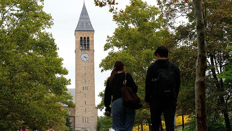 Die Cornell-Universität gehört zur prestigeträchtigen Ivy League. Die Cornell-Universität gehört zur prestigeträchtigen Ivy League.