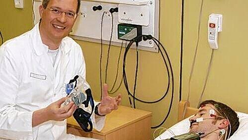 Schlafmediziner Prof. Joachim Ficker setzt einer Patientin im Schlaflabor eine Nasenmaske auf, die Atemaussetzern entgegenwirkt. Schlafmediziner Prof. Joachim Ficker setzt einer Patientin im Schlaflabor eine Nasenmaske auf, die Atemaussetzern entgegenwirkt.