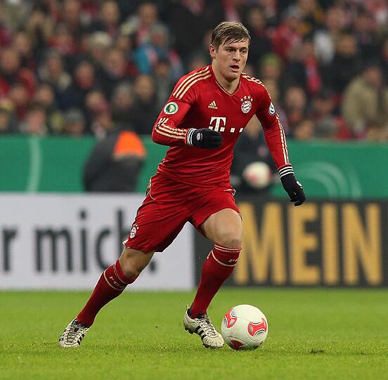Toni Kroos (23 Jahre alt): Vertrag bis 2015. Seine Verlängerung lässt auf sich warten. Oder war&rsquo;s Taktik? Kroos spielt als &bdquo;Zehner&ldquo; auf Götzes Lieblingsposition. Hoeneß nannte ihn 2012 einen &bdquo;besseren Spieler als Özil&ldquo;, aber gilt das auch für Götze? Nachteil: weder so schnell noch so torgefährlich.