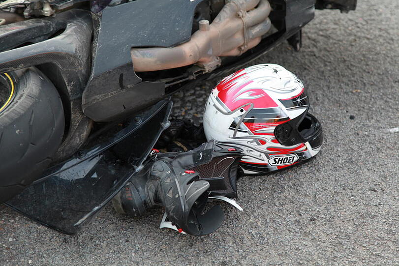 Der 19-jährige Motorradfahrer verstarb noch an der Unfallstelle. (Symbolbild)