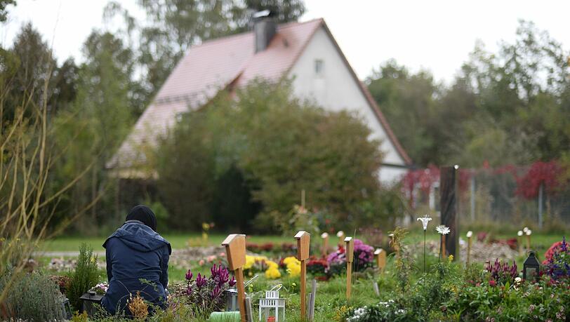 Normalerweise schmücken islamische Gräber lediglich einfache Holzschilder. Normalerweise schmücken islamische Gräber lediglich einfache Holzschilder.