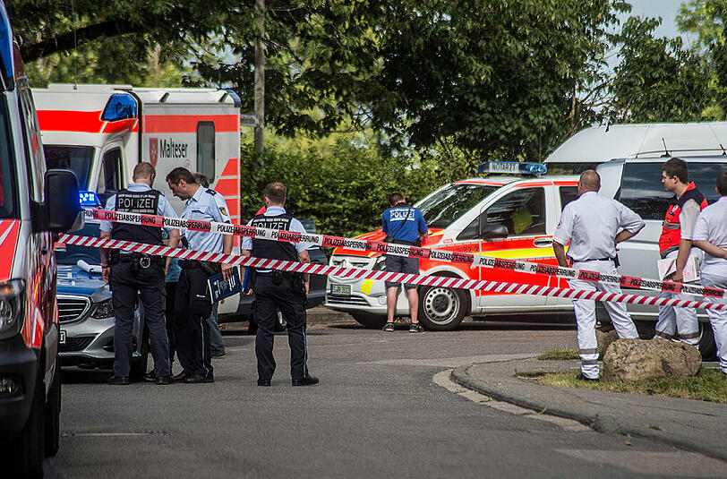 In Leinfelden-Echterdingen (Baden-Württemberg) stehen Einsatzkräfte vor einem Haus. Hier sind am Sonntagnachmittag zwei Menschen getötet worden.