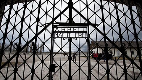 Eine Kopie des historischen Lagertores der KZ-Gedenkstätte Dachau &ndash; das Original war gestohlen worden und steht jetzt in der Dauerausstellung, die bald umgestaltet werden soll.