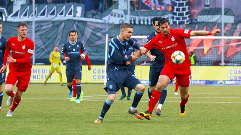 Der TSV 1860 (in den dunklen Trikots) ist in Zwickau gefordert