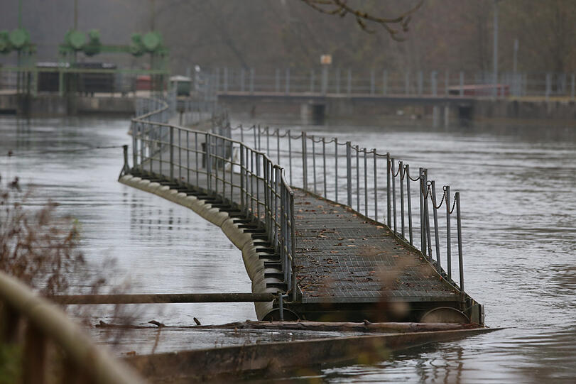 Der Isarwerkkanal vorm Kraftwerk mit einer Fußgänger-Pontonbrücke.