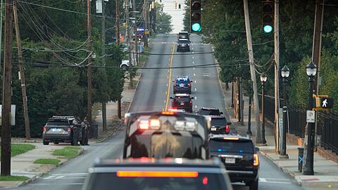 Die Autokolonne mit Donald Trump fährt in Atlanta zum Gefängnis von Fulton County.