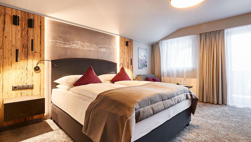 Die Zimmer sind modern eingerichtet und bieten eine angenehme Atmosphäre. Hier wurden naturbelassene Materialien in hochwertiger Verarbeitung verwendet. Die Zimmer sind modern eingerichtet und bieten eine angenehme Atmosphäre. Hier wurden naturbelassene Materialien in hochwertiger Verarbeitung verwendet.