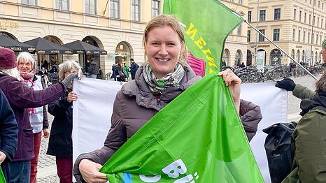 Auch Vorsitzende der M&uuml;nchner Gr&uuml;nen: BA-Chefin Svenja Jarchow (Gr&uuml;ne) im Wahlkampf in der Maxvorstadt.