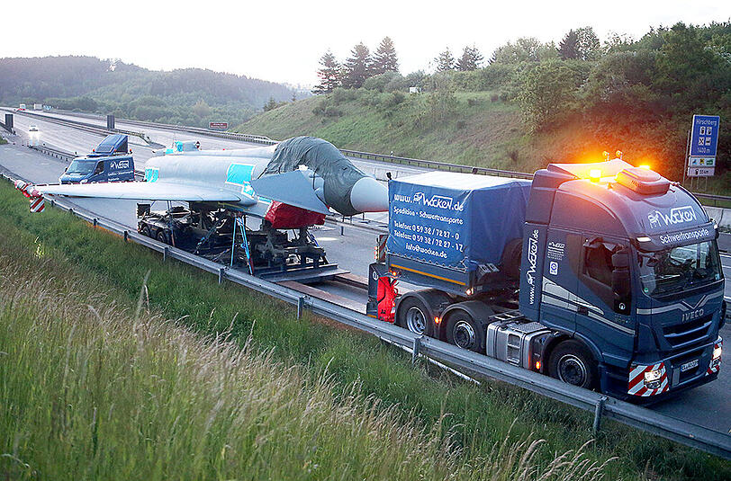 Der beschädigte Kampfjet wird zu einer Airbus-Werkstatt nach Manching gebracht. Die breite Ladung macht ein Überholen des Schwertransporters auf der dreispurigen Autobahn unmöglich!