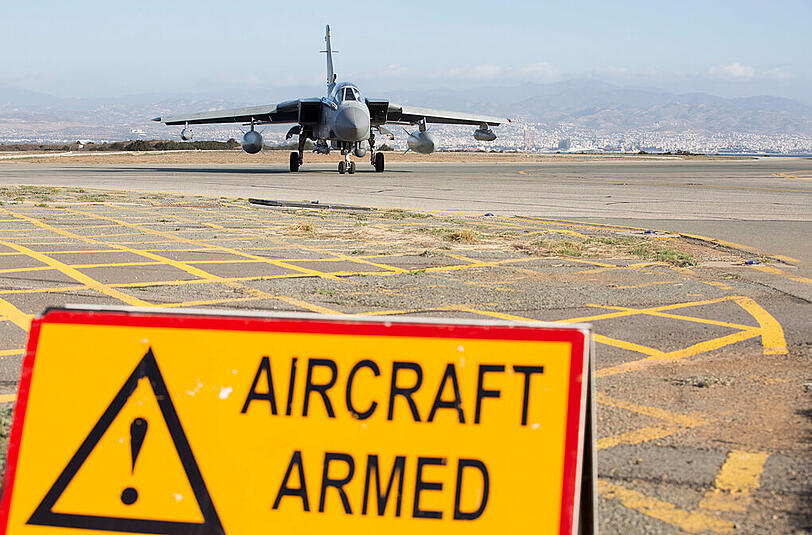 Krieg gegen den IS: Ein Tornado-Kampfflugzeug der britischen Royal Air Force (RAF) kehrt nach seinem Einsatz in Syrien zum Stützpunkt auf Zypern zurück.