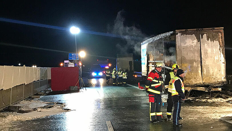 Im Kleinlaster verbrennen zwei Menschen nach dem Auffahrufall auf der A6. Die Bilder der Nacht.