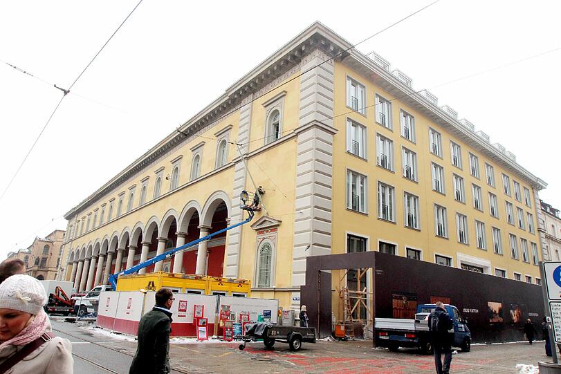 Palais an der Oper, Maximilianstraße: Seit 2010 ist die ehemalige Residenzpost am Anfang der Maximilianstraße eine der bekanntesten Baustellen der Stadt: Die Baufirmen vergossen hier schon über 6000 Kubikmeter Beton &ndash; und verbauten 2800 Tonnen Stahl. Hier entsteht Münchens neuer Prunk-Palast &ndash; mit 27 Wohnungen zwischen 80 und 120 Quadratmetern samt Concierge und Catering-Service. Die zählen mit Mietpreisen von über 52 Euro pro Quadratmeter zu den allerteuersten der Stadt. Auf den Etagen 1 bis 4 entstehen exklusive Büros und Arztpraxen, gegenüber vom &bdquo;Franziskaner&ldquo; zieht im April das französische Luxuslabel Louis Vuitton ein. 
Am Hofgraben eröffnet Roland Kuffler Mitte April die &bdquo;California Kitchen&ldquo; &ndash; so steht&rsquo;s auch schon auf einem Schild am Fenster.