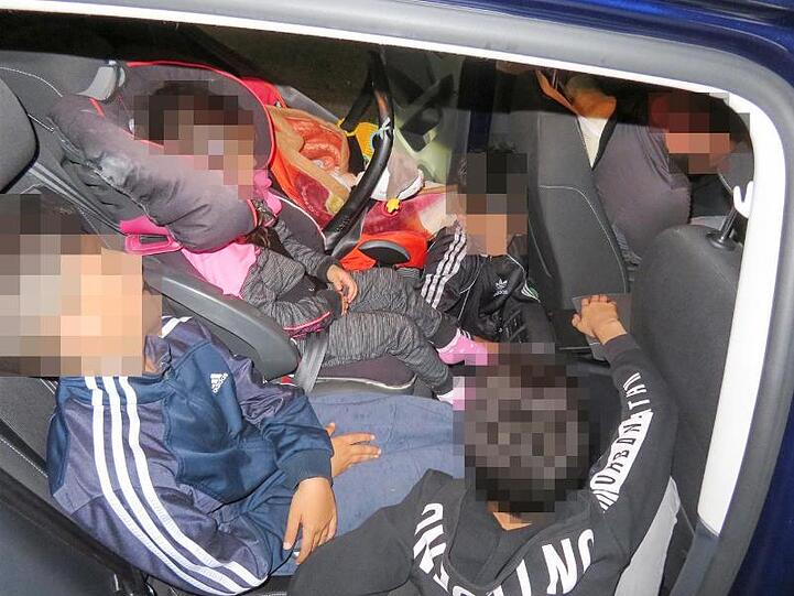 Dicht gedrängt saßen fünf Kinder im Alter von zwei Monaten, zwei, sieben, acht und elf Jahren im Rückraum des Wagens. Drei von ihnen waren nicht angeschnallt.