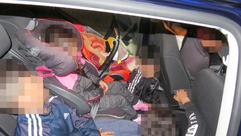 Dicht gedrängt saßen fünf Kinder im Alter von zwei Monaten, zwei, sieben, acht und elf Jahren im Rückraum des Wagens. Drei von ihnen waren nicht angeschnallt. Dicht gedrängt saßen fünf Kinder im Alter von zwei Monaten, zwei, sieben, acht und elf Jahren im Rückraum des Wagens. Drei von ihnen waren nicht angeschnallt.