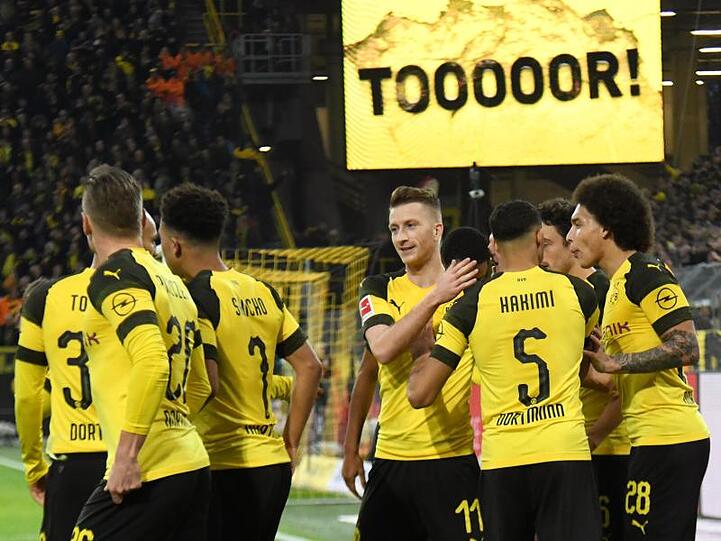 Dortmunds Marco Reus (M) bejubelt sein Tor zum 1:0 mit seinen Teamkollegen.