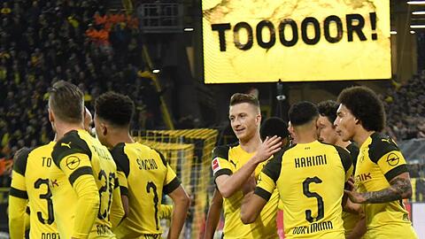 Dortmunds Marco Reus (M) bejubelt sein Tor zum 1:0 mit seinen Teamkollegen.