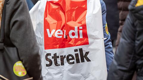 Beschäftigte nehmen an einem Warnstreik teil.