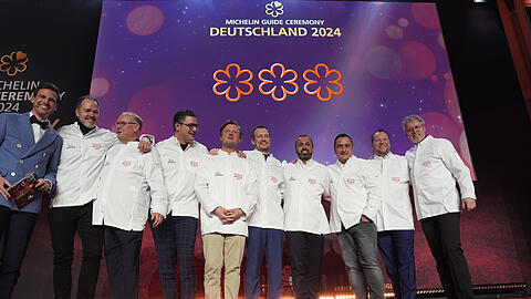 Deutschlands Drei-Sterne-Köche stehen während der Verleihung der Michelin-Sterne 2024 für deutsche Restaurants in der Handelskammer auf der Bühne. Im Restaurantführer "Guide Michelin" stehen in diesem Jahr 340 Restaurants, die sich in den vergangenen Monaten einen oder mehrere Sterne erkocht haben, darunter zehn Drei-Sterne-Restaurants.