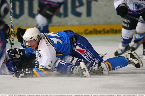 39 Jahre alt, aber kein bisschen müde: Niklas Hede (am Boden) bezeichnet Manager Winkler als "Sensation".