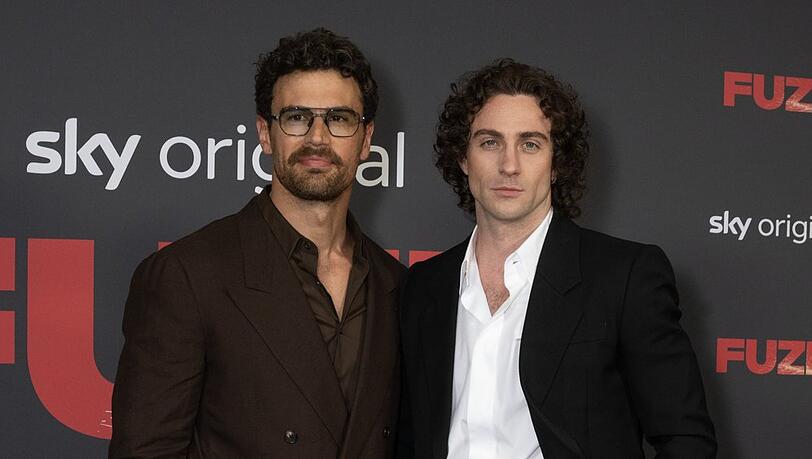 Theo James (li.) und Aaron Taylor-Johnson stehen angeblich in Konkurrenz um die Rolle als James Bond.