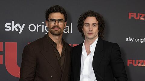 Theo James (li.) und Aaron Taylor-Johnson stehen angeblich in Konkurrenz um die Rolle als James Bond.