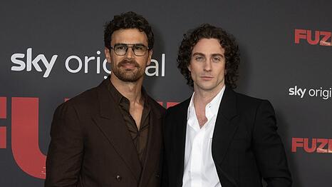 Theo James (li.) und Aaron Taylor-Johnson stehen angeblich in Konkurrenz um die Rolle als James Bond.