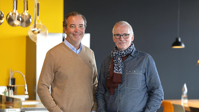 Roman Diehl und Gregor W&ouml;ltje wollen mit ihrem Unternehmen "Bricks And Stories" aus leeren B&uuml;ros Studenten-WGs machen.