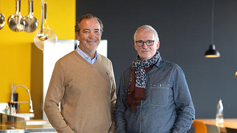 Roman Diehl und Gregor W&ouml;ltje wollen mit ihrem Unternehmen "Bricks And Stories" aus leeren B&uuml;ros Studenten-WGs machen.