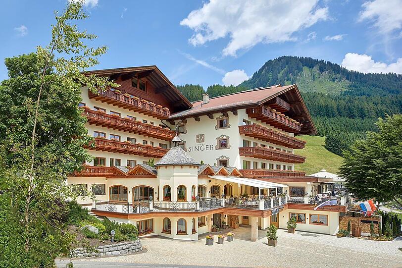 Das Traditionshaus Singer mit seinen charmanten Blumenbalkonen an der Sonnalmbergbahn. Das Traditionshaus Singer mit seinen charmanten Blumenbalkonen an der Sonnalmbergbahn.