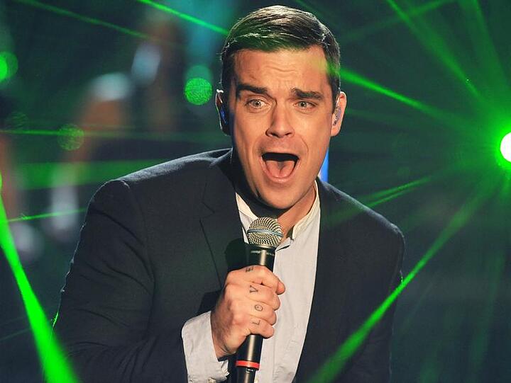 Robbie Williams zeigt den Mädels bei "Popstars", wie man erfolgreich singt