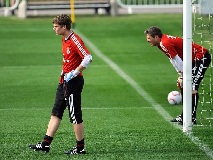 Thomas Kraft hütet ab der Rückrunde das Tor des FC Bayern. Jörg Butt (r.) muss sich hinten anstellen.