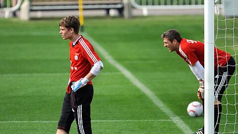 Thomas Kraft hütet ab der Rückrunde das Tor des FC Bayern. Jörg Butt (r.) muss sich hinten anstellen.