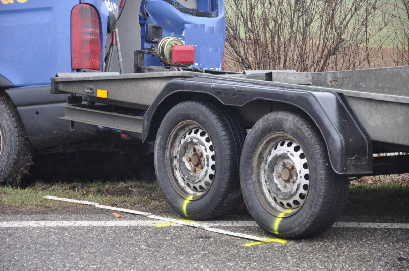 Am Donnerstagmorgen kam es auf der B299 zwischen Altötting und Unterneukirchen zu einem schweren Verkehrsunfall. Der Fahrer eines BMWs überholte mehrere Fahrzeuge und kam dabei ins schleudern. Daraufhin kollidierte das Fahrzeug mit einem Kleintransporter. Dieser erfasse den BMW seitlich auf der Fahrerseite.

Der Fahrer des erlag sofort seinen Verletzungen. Der Fahrer des Transporters wurde mit leichten Verletzungen ins Krankenhaus gebracht.