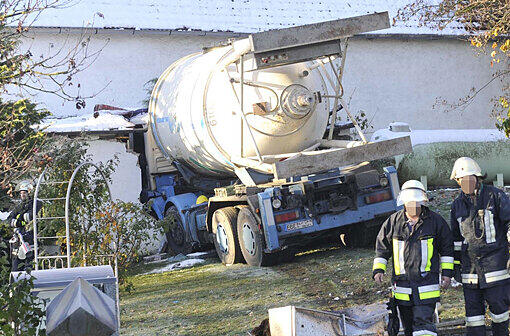Schwerer Unfall am Mittwochmorgen bei Puch auf der B2: Ein LKW raste nach einem Unfall in eine Hauswand.