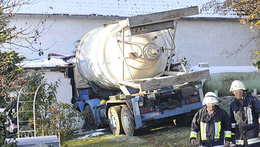Schwerer Unfall am Mittwochmorgen bei Puch auf der B2: Ein LKW raste nach einem Unfall in eine Hauswand. Schwerer Unfall am Mittwochmorgen bei Puch auf der B2: Ein LKW raste nach einem Unfall in eine Hauswand.