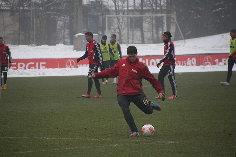 Die Keeper üben mit Torwarttrainer Adam Matysek. Raphael Schäfer fehlte nach seiner Nasen-OP am Vormittag.