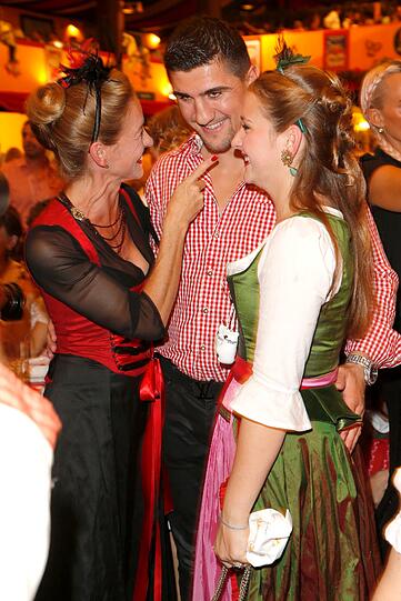 Marco Huck, Lisa Seitz und Tochter Luzie.