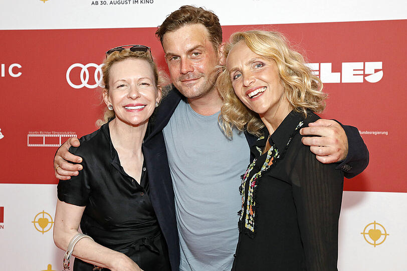 Sebastian Bezzel umrahmt von den Kolleginnen Sunnyi Melles (l.) und Juliane Köhler (r.)