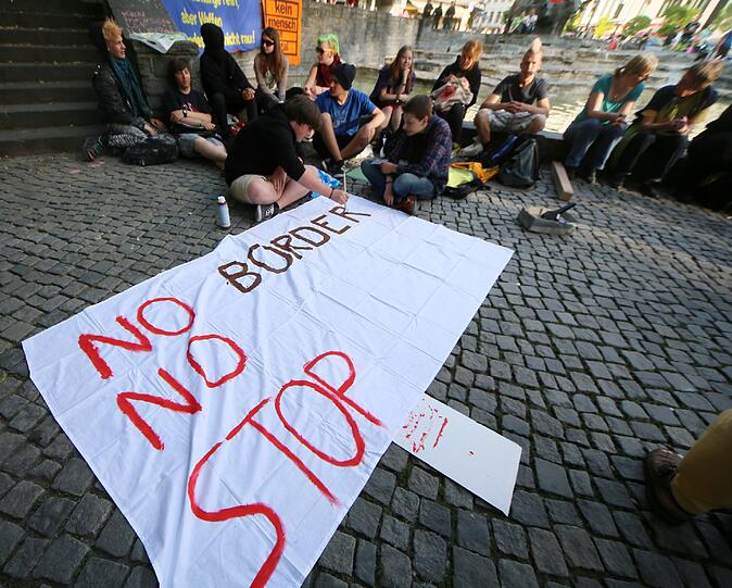 Rund 100 Personen hielten in der Nacht zum Freitag eine Mahnwache zum Thema "kein Mensch ist illegal" ab. Die Bilder vom Rindermarkt.