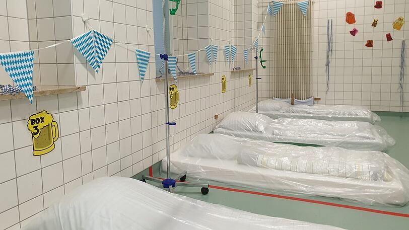 Die Betten sind mit Maßkrügen durchnummeriert.