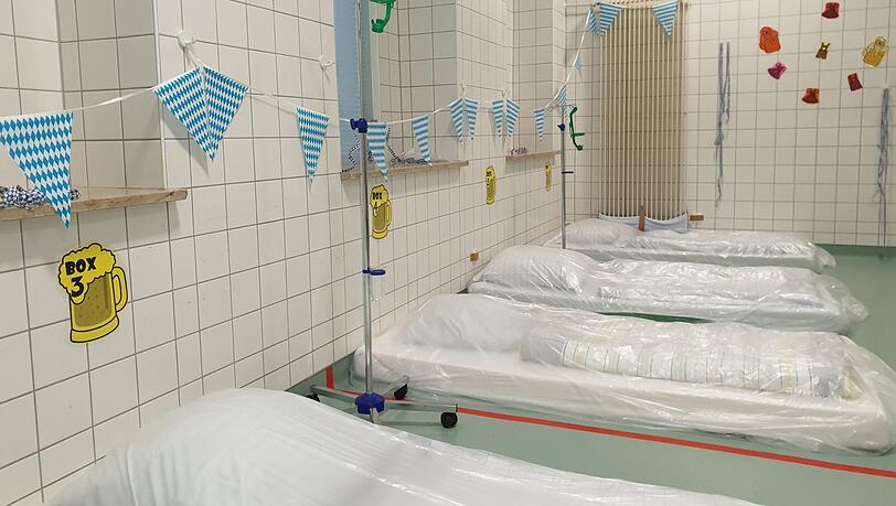 Die Betten sind mit Maßkrügen durchnummeriert. Die Betten sind mit Maßkrügen durchnummeriert.