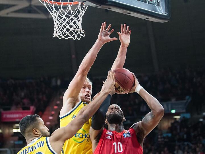 Johannes Thiemann und Luke Sikma treffen mit Alba Berlin auf die Münchner um Greg Monroe.